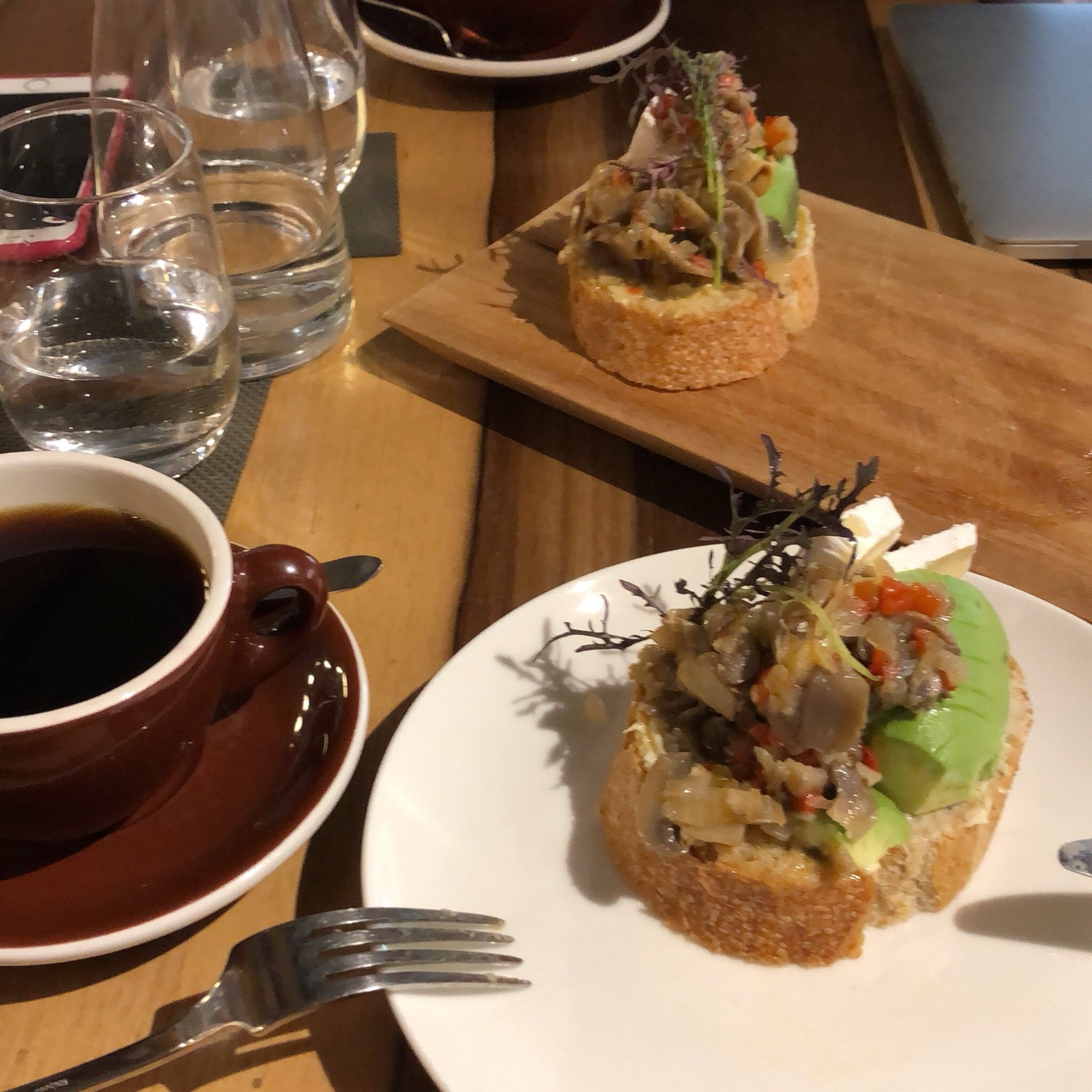 Tostadas con aguacate y cafรฉ